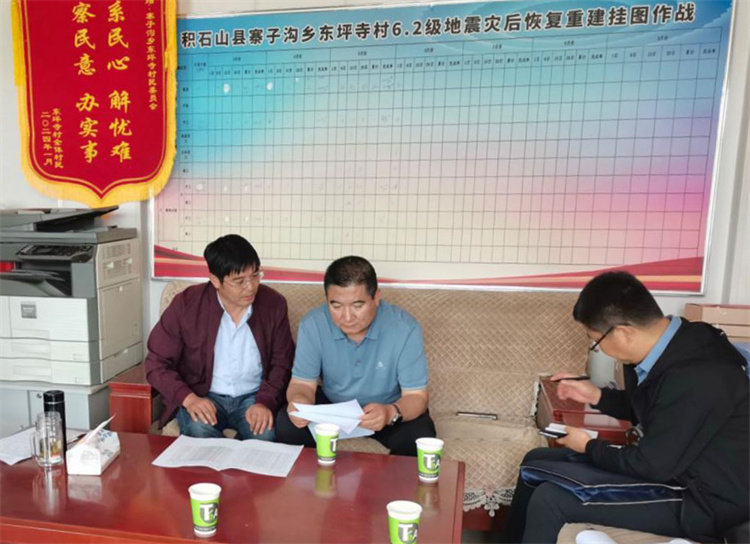 州縣紀(jì)委監(jiān)委機(jī)關(guān)聯(lián)合督查組對(duì)下沉干部 、駐村干部 、包村組長、村干部 “四級(jí)”干部履職到崗情況，以及工作日志和民情臺(tái)賬、訴求臺(tái)賬進(jìn)行日常監(jiān)督檢查，壓實(shí)工作責(zé)任。.jpg