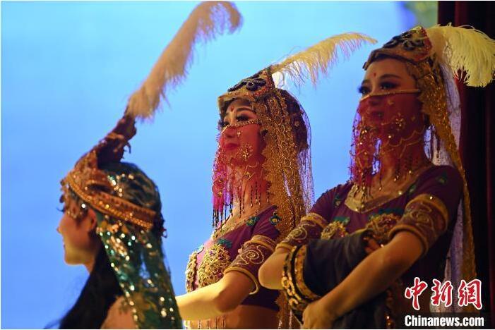 7月18日晚，中國經(jīng)典舞劇《絲路花雨》在甘肅蘭州黃河劇院進(jìn)行演出。中國經(jīng)典舞劇《絲路花雨》迎來45周年，7月17日-8月4日在蘭州開啟為期多天的駐場演出。該舞劇取材于敦煌莫高窟壁畫，集中國霓裳羽衣舞、敦煌舞、印度舞、黑巾舞、波斯馬鈴舞等于一身，自1979年演出至今，該劇先后在40多個(gè)國家和地區(qū)演出近4000場，觀眾550多萬人次。中新社記者 李亞龍 攝</p>
<p>