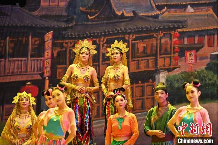 7月18日晚，中國經(jīng)典舞劇《絲路花雨》在甘肅蘭州黃河劇院進(jìn)行演出。中國經(jīng)典舞劇《絲路花雨》迎來45周年，7月17日-8月4日在蘭州開啟為期多天的駐場演出。該舞劇取材于敦煌莫高窟壁畫，集中國霓裳羽衣舞、敦煌舞、印度舞、黑巾舞、波斯馬鈴舞等于一身，自1979年演出至今，該劇先后在40多個(gè)國家和地區(qū)演出近4000場，觀眾550多萬人次。中新社記者 李亞龍 攝</p>
<p>