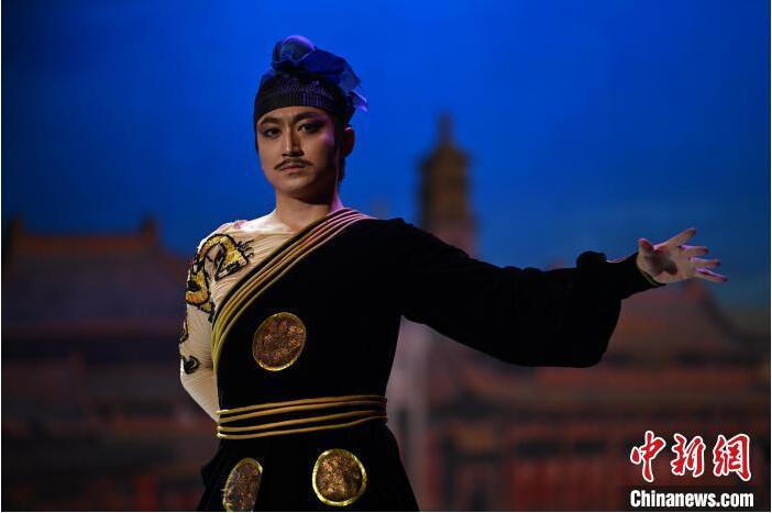 7月18日晚，中國經(jīng)典舞劇《絲路花雨》在甘肅蘭州黃河劇院進(jìn)行演出。中國經(jīng)典舞劇《絲路花雨》迎來45周年，7月17日-8月4日在蘭州開啟為期多天的駐場演出。該舞劇取材于敦煌莫高窟壁畫，集中國霓裳羽衣舞、敦煌舞、印度舞、黑巾舞、波斯馬鈴舞等于一身，自1979年演出至今，該劇先后在40多個(gè)國家和地區(qū)演出近4000場，觀眾550多萬人次。中新社記者 李亞龍 攝