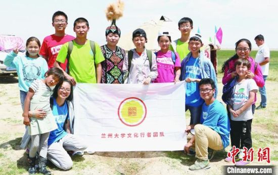 圖為蘭州大學(xué)文化行者團(tuán)隊(duì)走進(jìn)民族社區(qū)。(資料圖)蘭州大學(xué)供圖