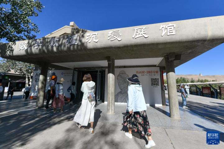 7月22日，游客排隊(duì)進(jìn)入“尋境敦煌——數(shù)字敦煌沉浸展”場(chǎng)館。新華社記者 郎兵兵 攝</p>
<p>