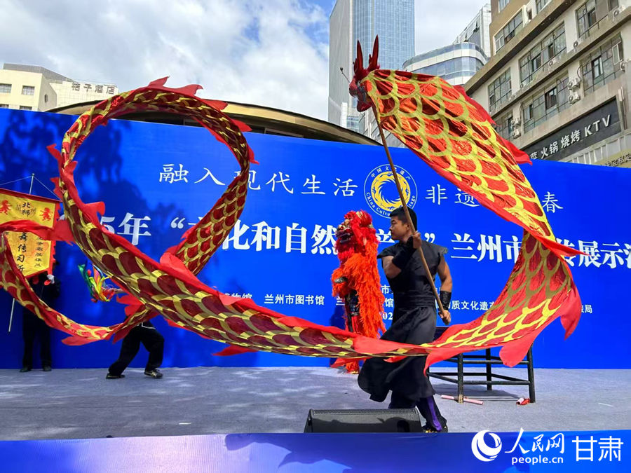 柴宗峰在2025年“文化和自然遺產(chǎn)日”蘭州市非遺宣傳展示活動(dòng)中表演舞獅。人民網(wǎng)記者 焦隆攝