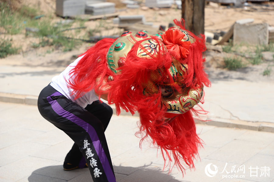 柴宗峰在桃林村展示蘭州北獅風(fēng)采。人民網(wǎng)記者 焦隆攝
