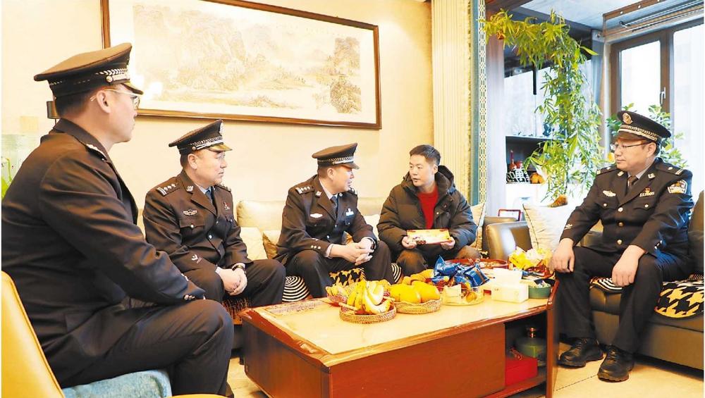 定西安定分局開(kāi)展警察節(jié)系列慰問(wèn)活動(dòng)