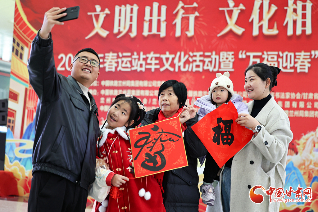 春運(yùn)首日 溫情伴歸途