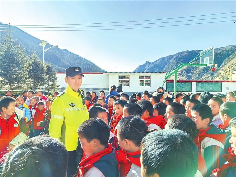 忠誠(chéng)擔(dān)當(dāng) 書(shū)寫(xiě)平安答卷