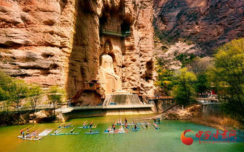 春動隴原丨永靖：千年石窟前，槳板劃開春日碧波 